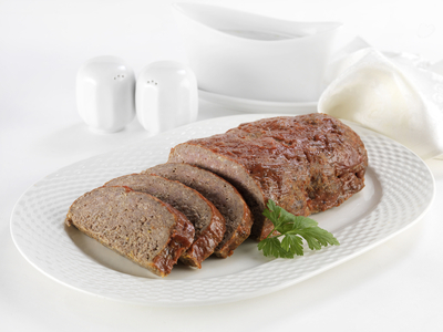Americká sekaná na bílém porcelánu..jpg